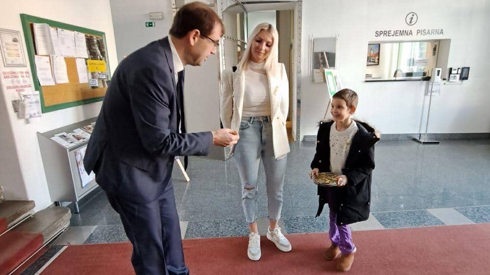 Ob dnevu boja proti otroškemu raku, je občino Ravne obiskala tudi mala borka Elly