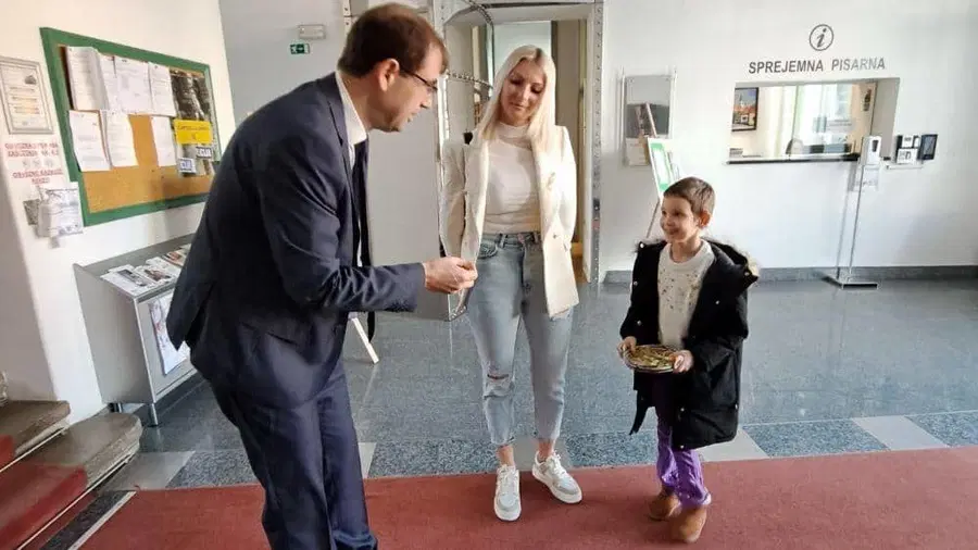 Ob dnevu boja proti otroškemu raku, je občino Ravne obiskala tudi mala borka Elly