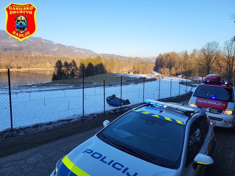 Delovna nesreča na Ravnah, prometna v Vuzenici. Dve osebi prepeljani v bolnišnico