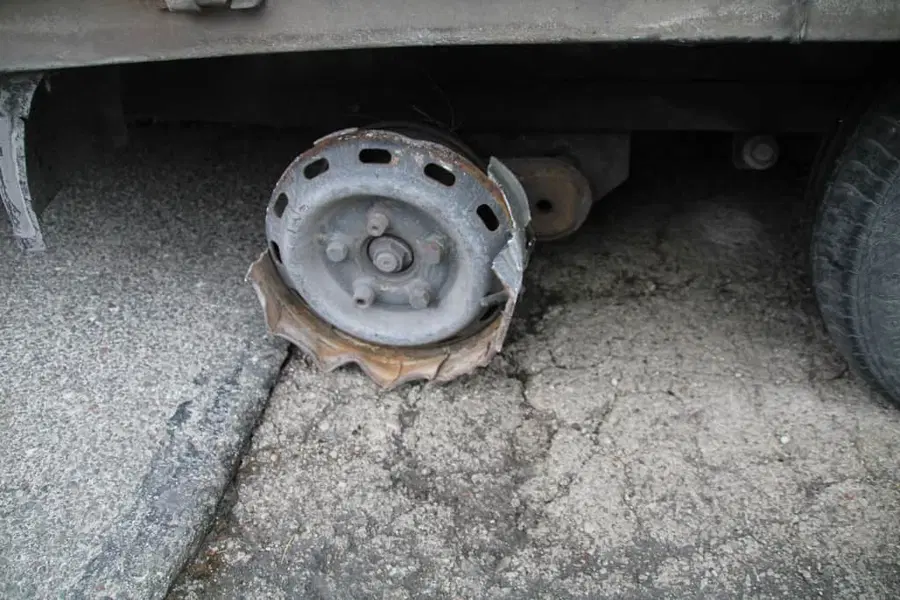 Romunski voznik prevozil precejšnjo pot brez ene pnevmatike