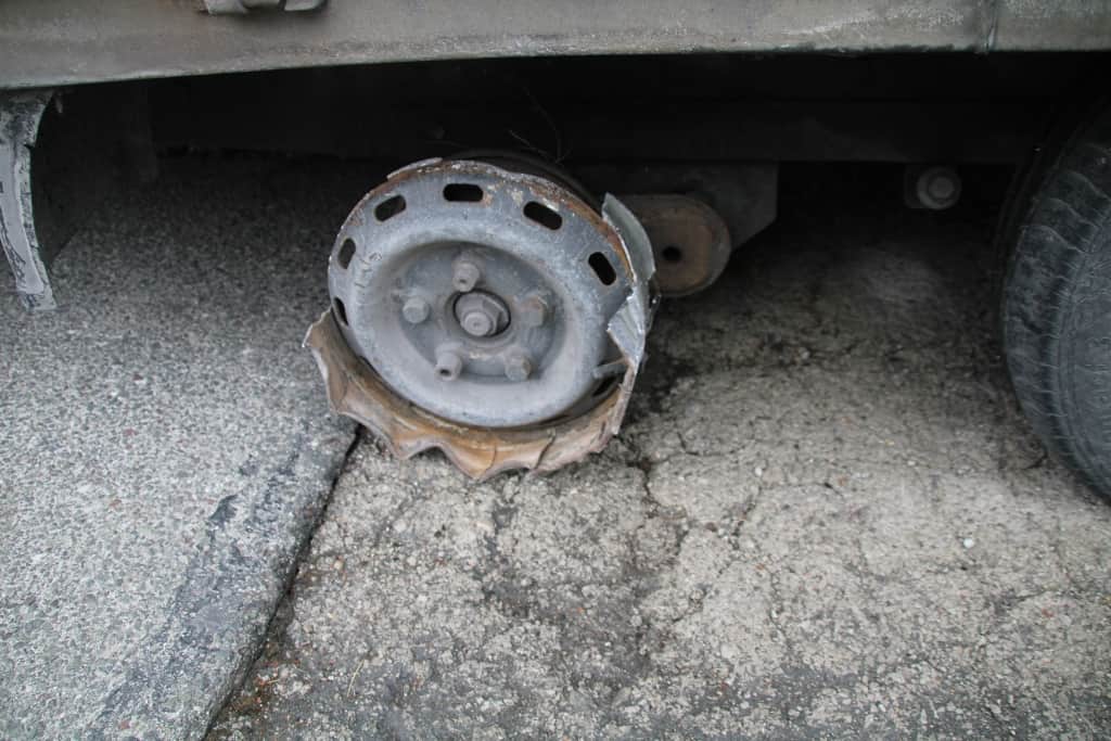 Romunski voznik prevozil precejšnjo pot brez ene pnevmatike