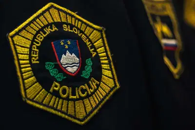 Slovenski policisti od nemških kolegov prevzeli zapornika, ki je oktobra pobegnil izpred ljubljanskega UKC