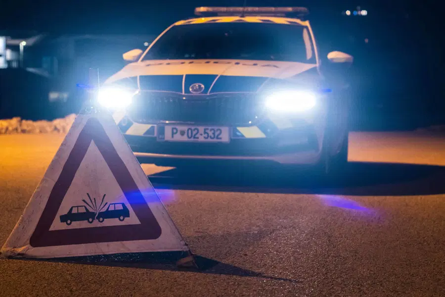 Motorist v Šmartnem ob Paki utrpel hude poškodbe