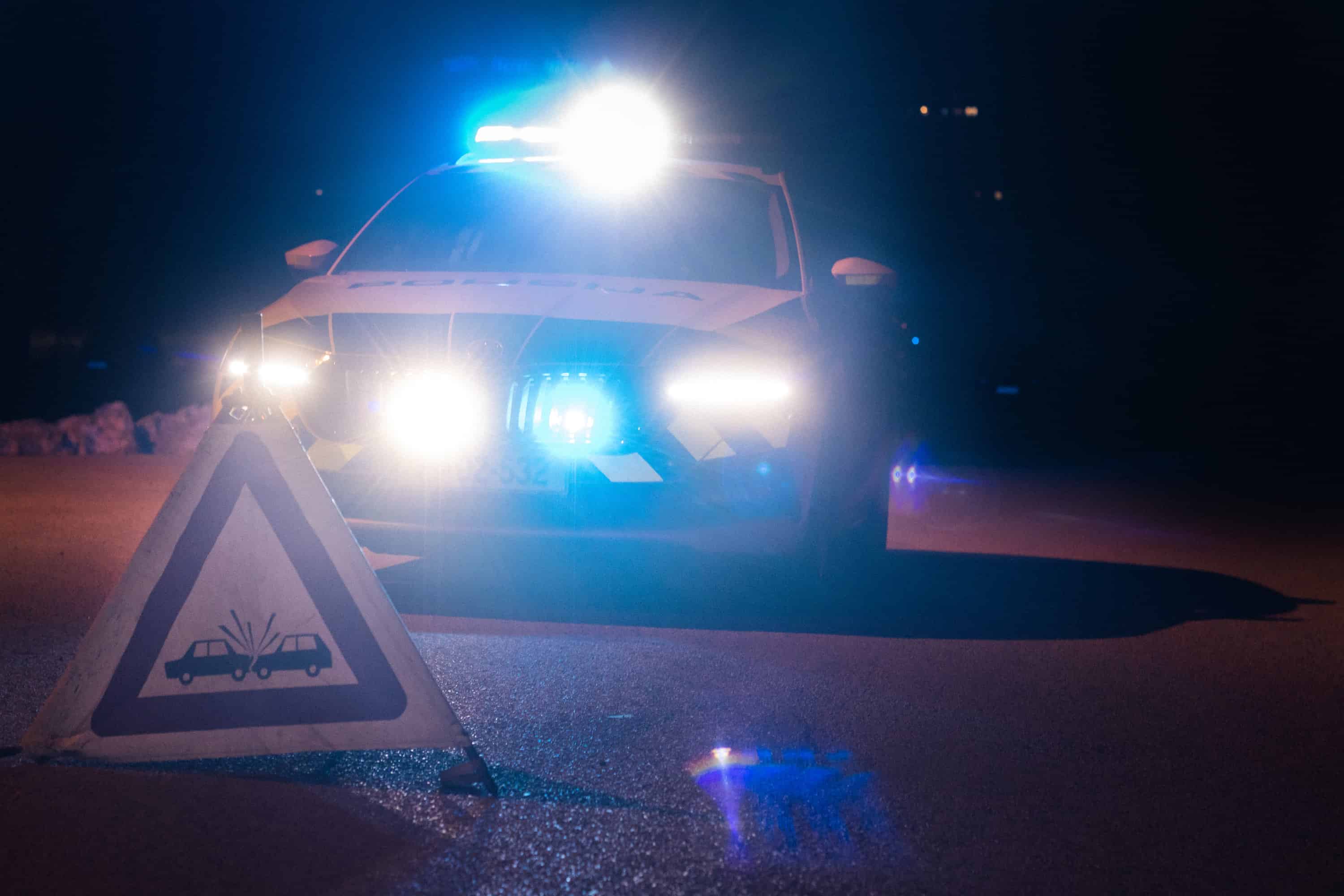 Voznik zbil peško na Ravnah, peška zadobila hude poškodbe