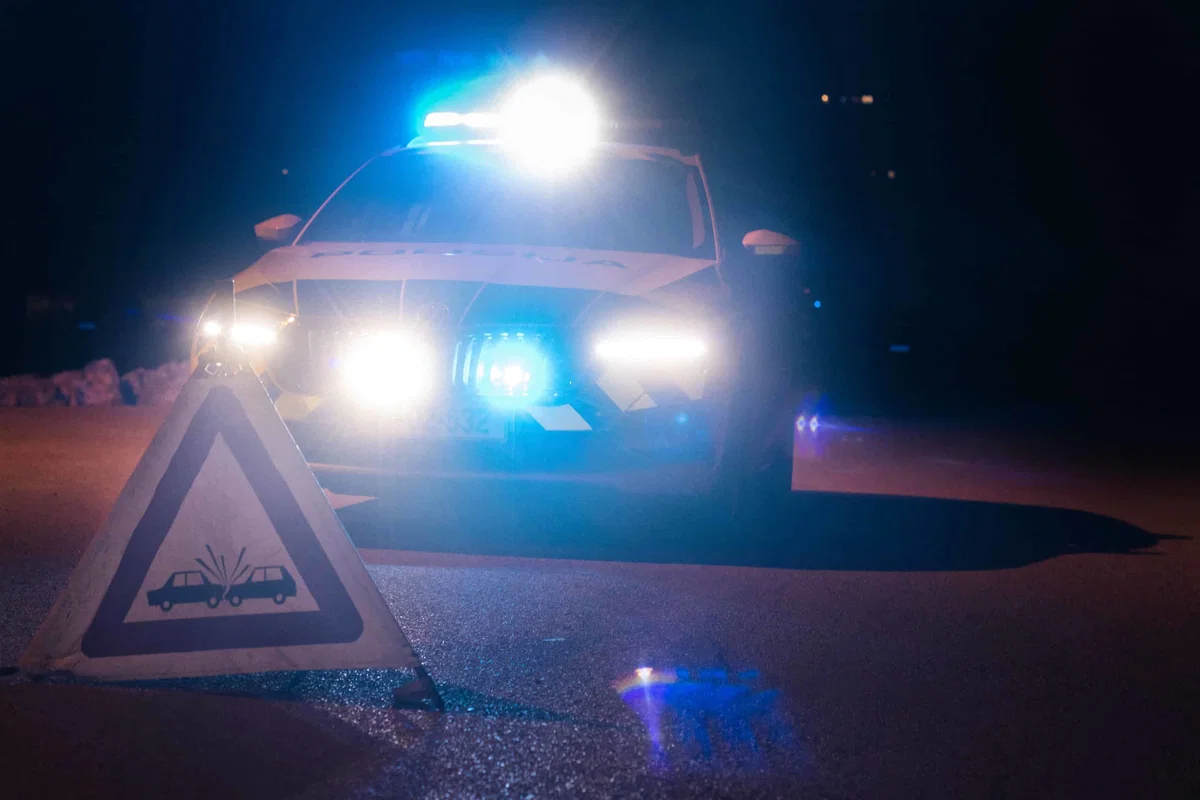 Voznik zbil peško na Ravnah, peška zadobila hude poškodbe