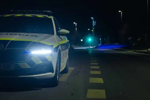 Voznik na Ravnah brez izpita bežal pred policisti in skočil v reko Mežo