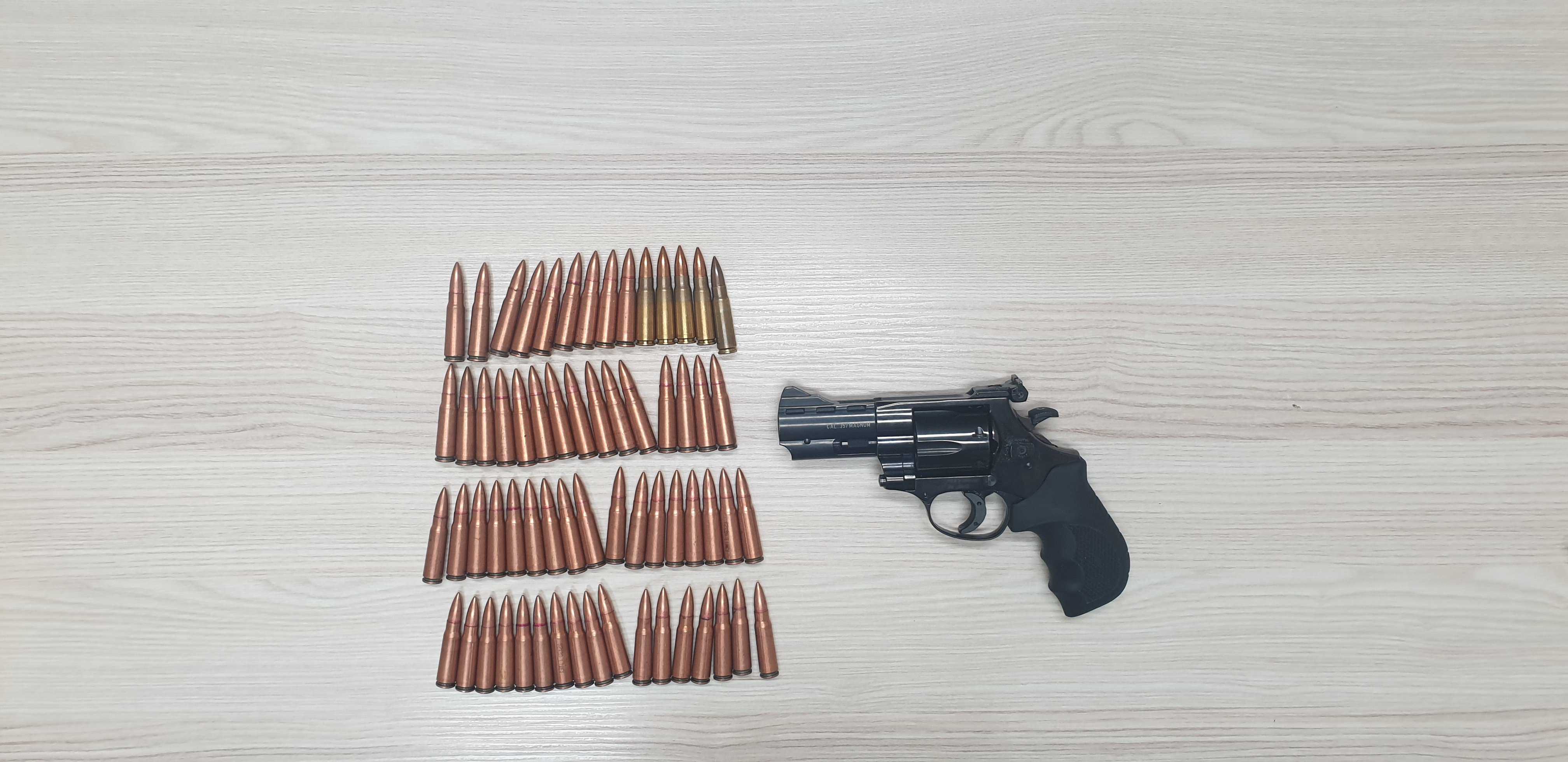 Policisti med hišno preiskavo zasegli orožje