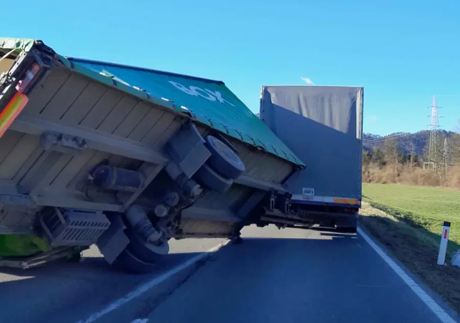 Zaradi močnega vetra po državi obilo preglavic, tudi v prometu