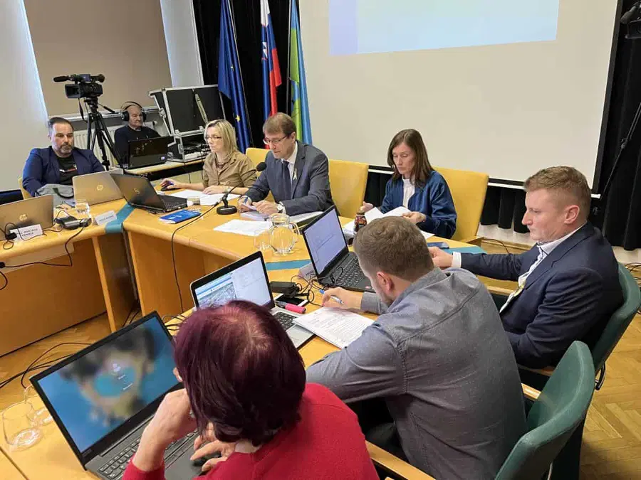 Ravenski svetniki na 3. redni seji potrdili zvišanje cen vrtca ter dali soglasje k imenovanju direktorja JKP Ravne na Koroškem