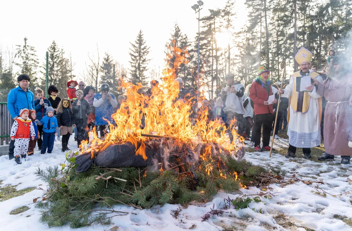 FOTO: Na Graški Gori zažgali pusta "Tavbija"