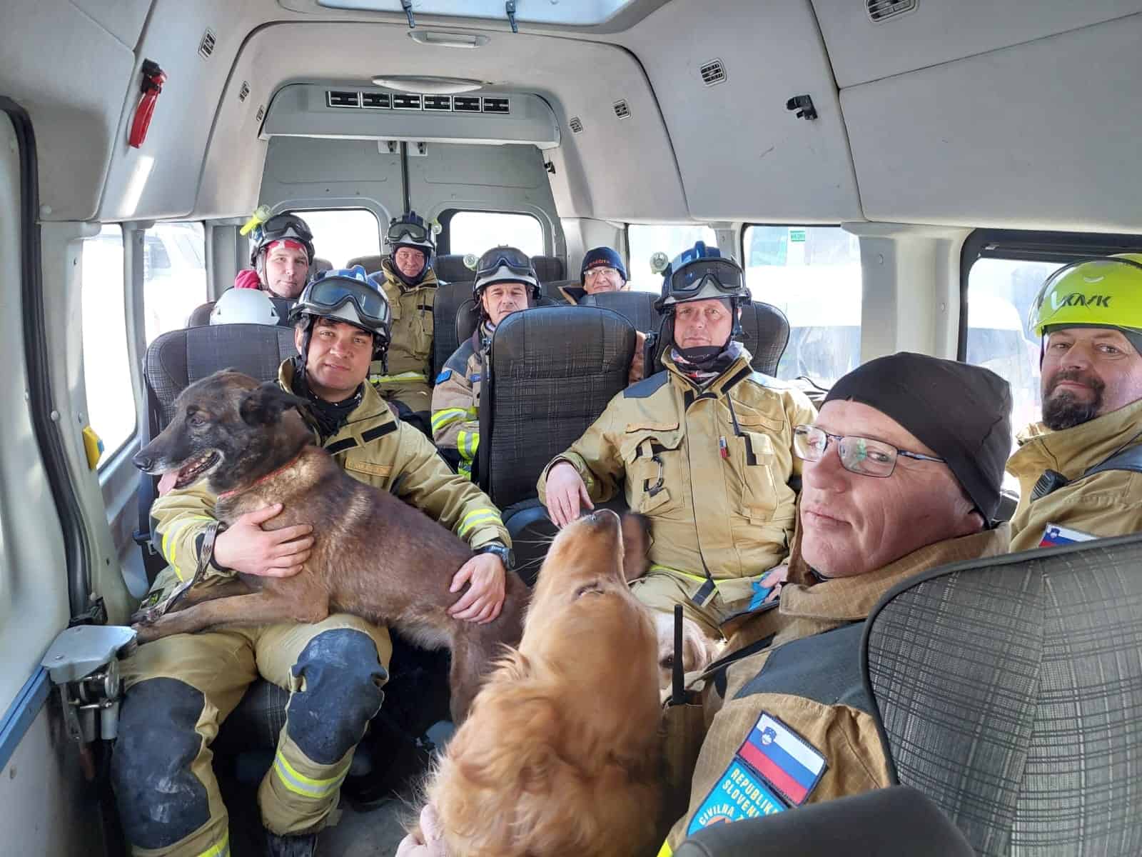 Slovenska reševalna ekipa s "kosmatimi heroji" se vrača iz Turčije