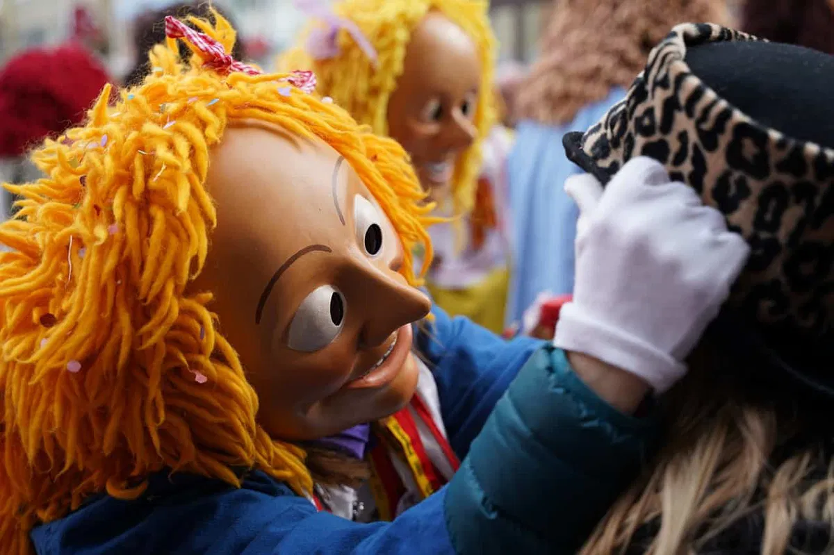 Policija pred pustnim vikendom opozarja na prepoved mask med vožnjo