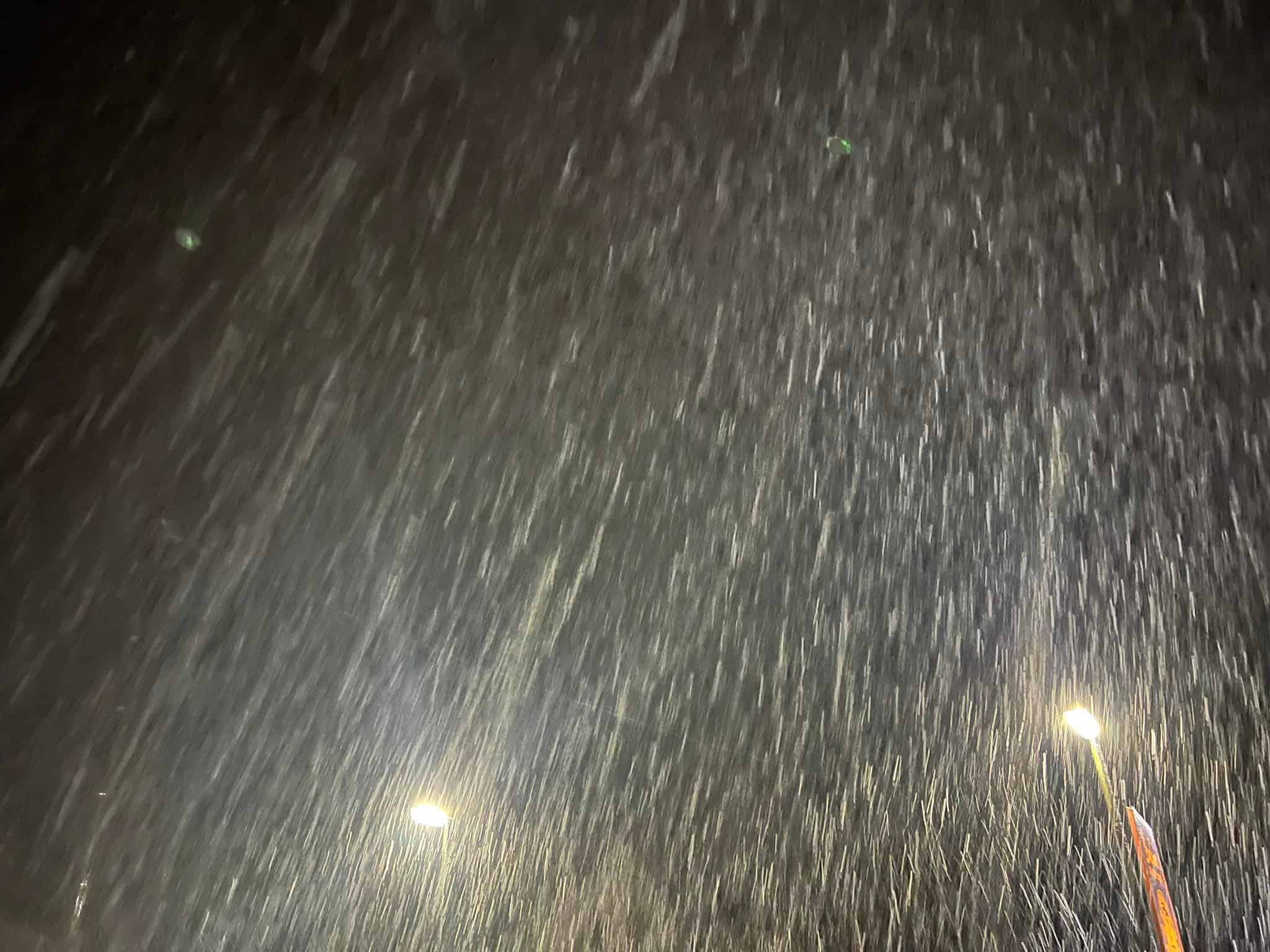 Na območju avgustovskih poplav lahko danes pade do 20 litrov dežja na kvadratni meter