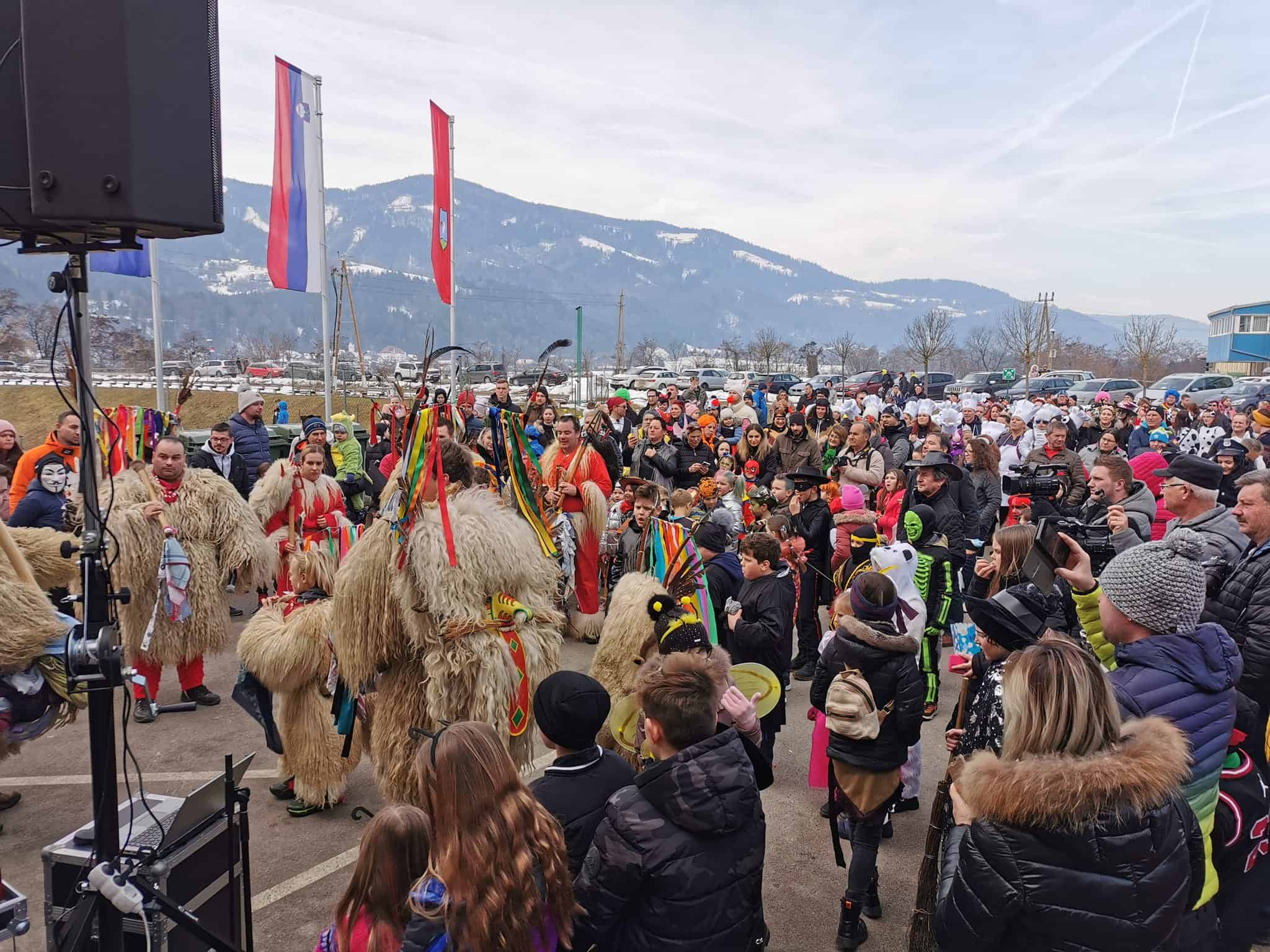 Veselo pustno rajanje je bilo danes tudi v Dravogradu