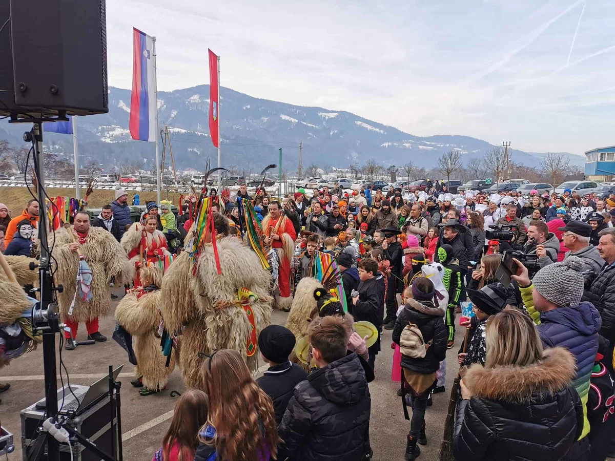 Veselo pustno rajanje je bilo danes tudi v Dravogradu