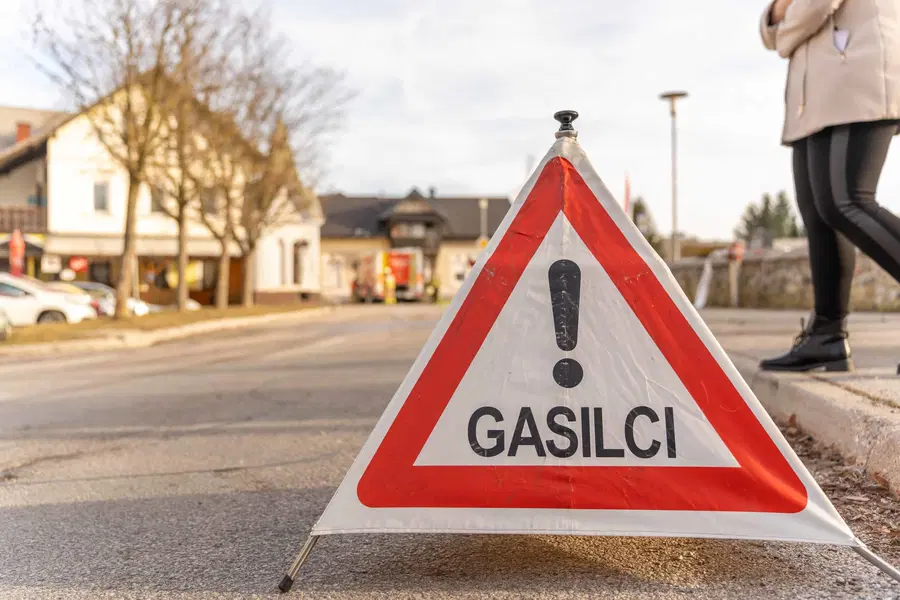 V Otiškem Vrhu trčili osebni vozili. Ena oseba poškodovana