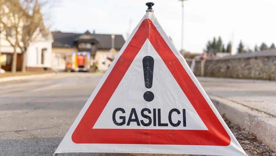 V Mislinji osebno vozilo zdrsnilo z ceste