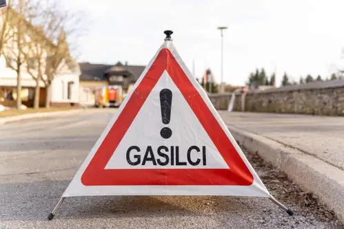 Zaradi dima na ostrešju gasilci odhiteli v Črneče