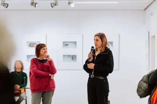 Na Ravnah je na ogled likovna razstava ilustratorke Hane Stupica
