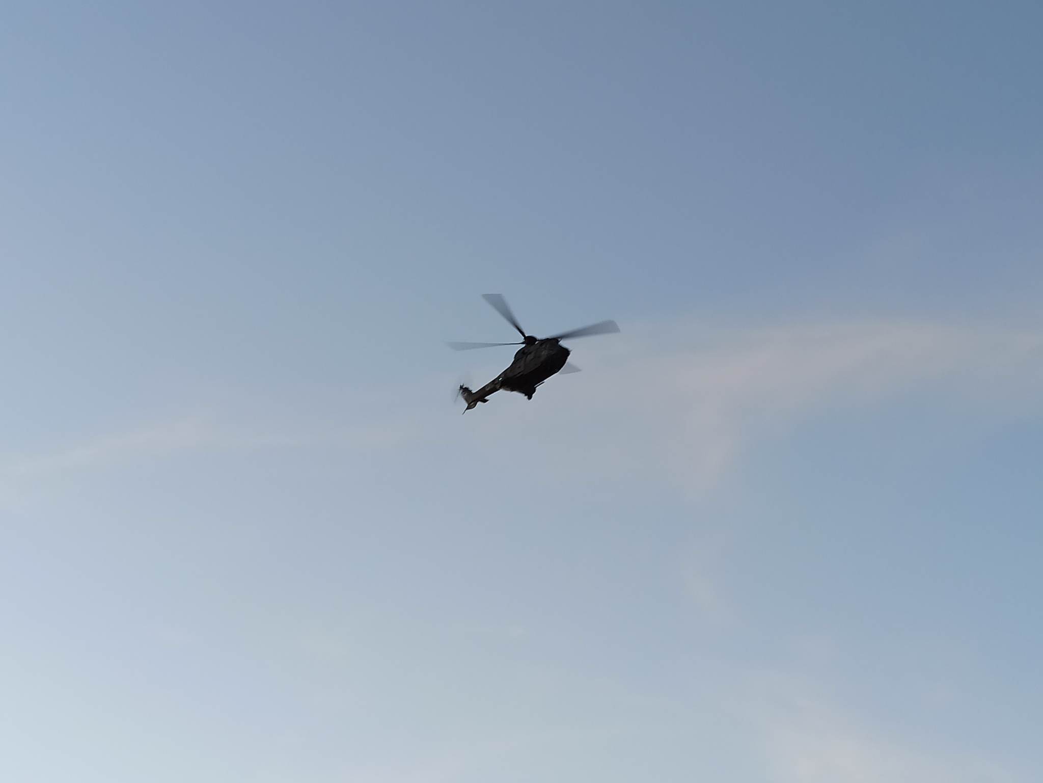 V Črni zaradi padca poškodovano osebo s helikopterjem odpeljali v bolnišnico