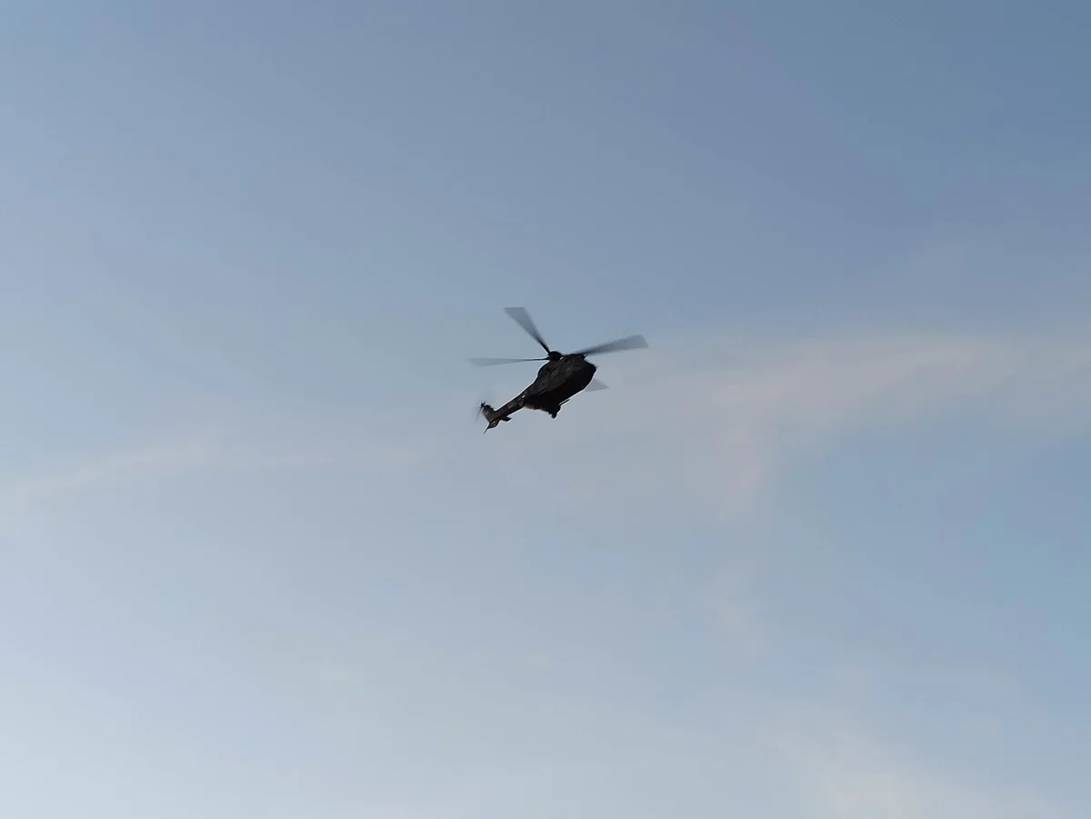 V Črni zaradi padca poškodovano osebo s helikopterjem odpeljali v bolnišnico