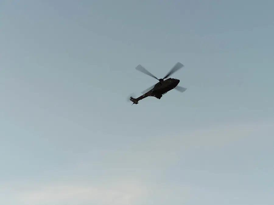 Mirno nedeljsko popoldne na Ravnah zmotilo posredovanje helikopterja Slovenske vojske