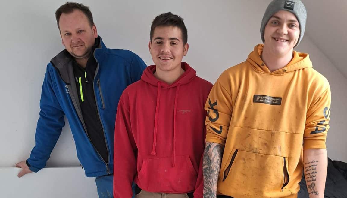 Dih jemajoča zgodba mame in invalidnega sina, ki v novi postelji spita kot angela. Hvala Koroška