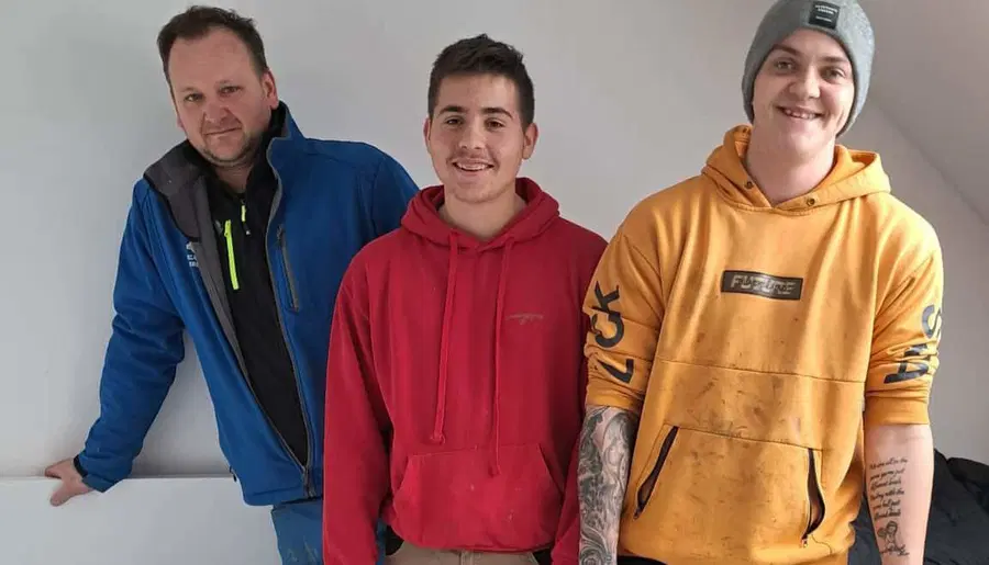 Dih jemajoča zgodba mame in invalidnega sina, ki v novi postelji spita kot angela. Hvala Koroška