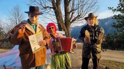 Na Razborju ohranjajo tradicijo »prodajanja klad« neporočenim in samskim (FOTO)
