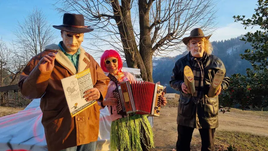 Na Razborju ohranjajo tradicijo »prodajanja klad« neporočenim in samskim (FOTO)