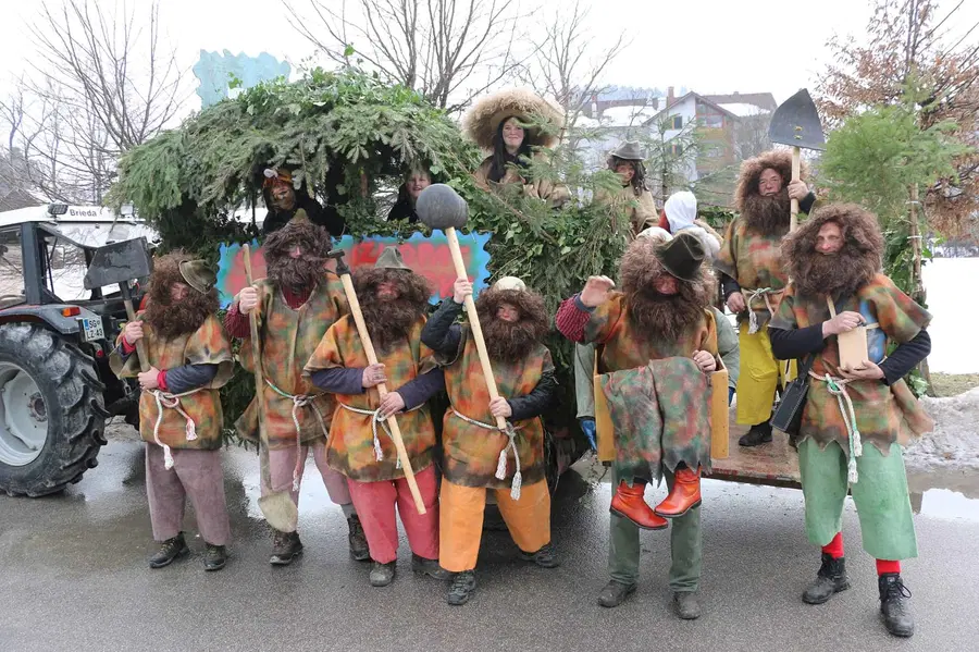Na ulicah Mislinje je bilo včeraj precej šegavo in norčavo. Tako, kot se na pustno soboto spodobi