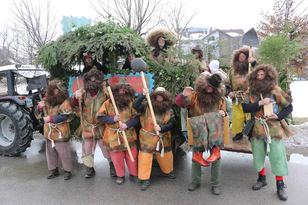 Na ulicah Mislinje je bilo včeraj precej šegavo in norčavo. Tako, kot se na pustno soboto spodobi