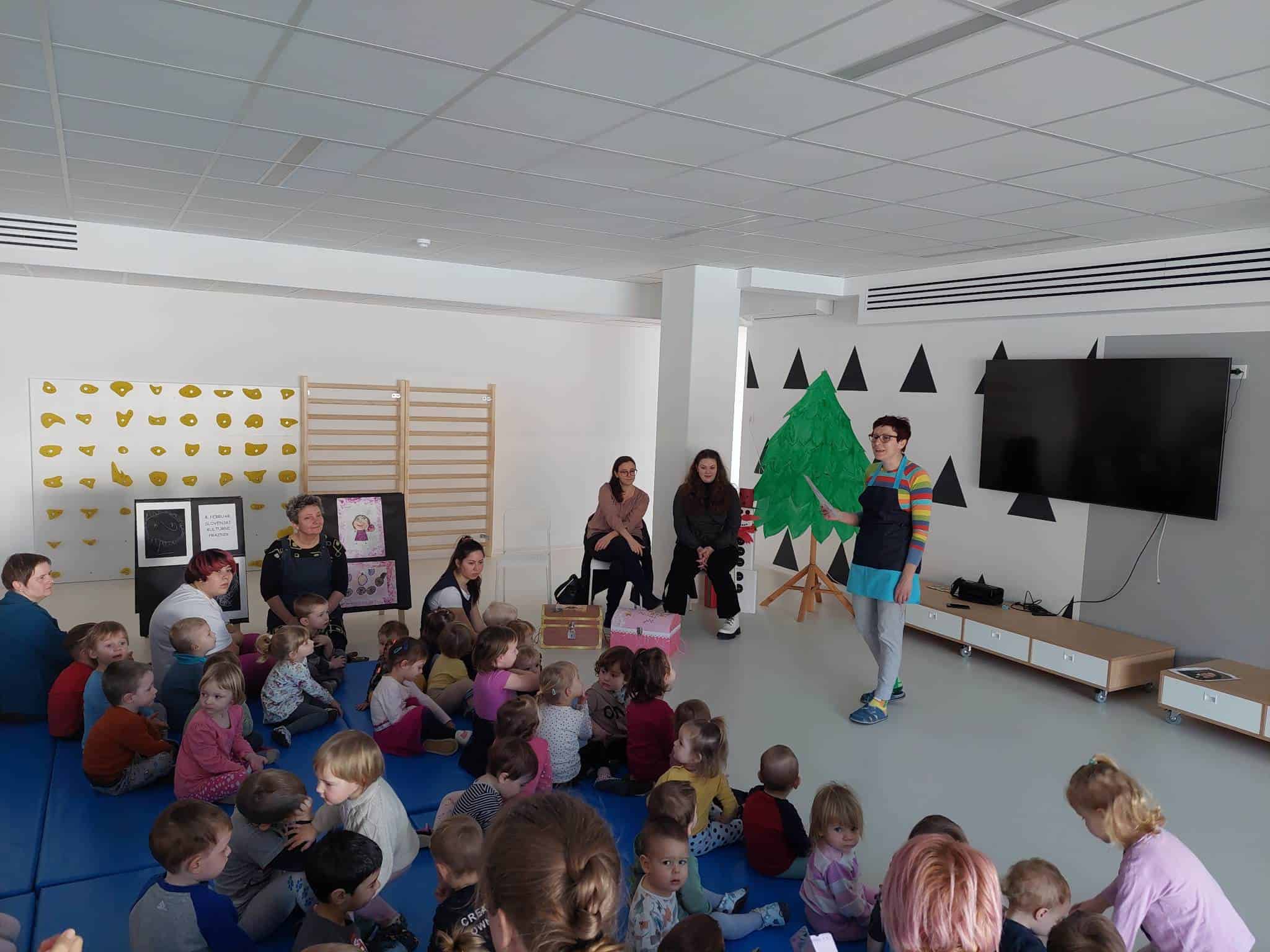 V sklopu projekta "Mladi beremo" je Mladinski svet Ravne obiskal otroke v vrtcu - enota Solzice