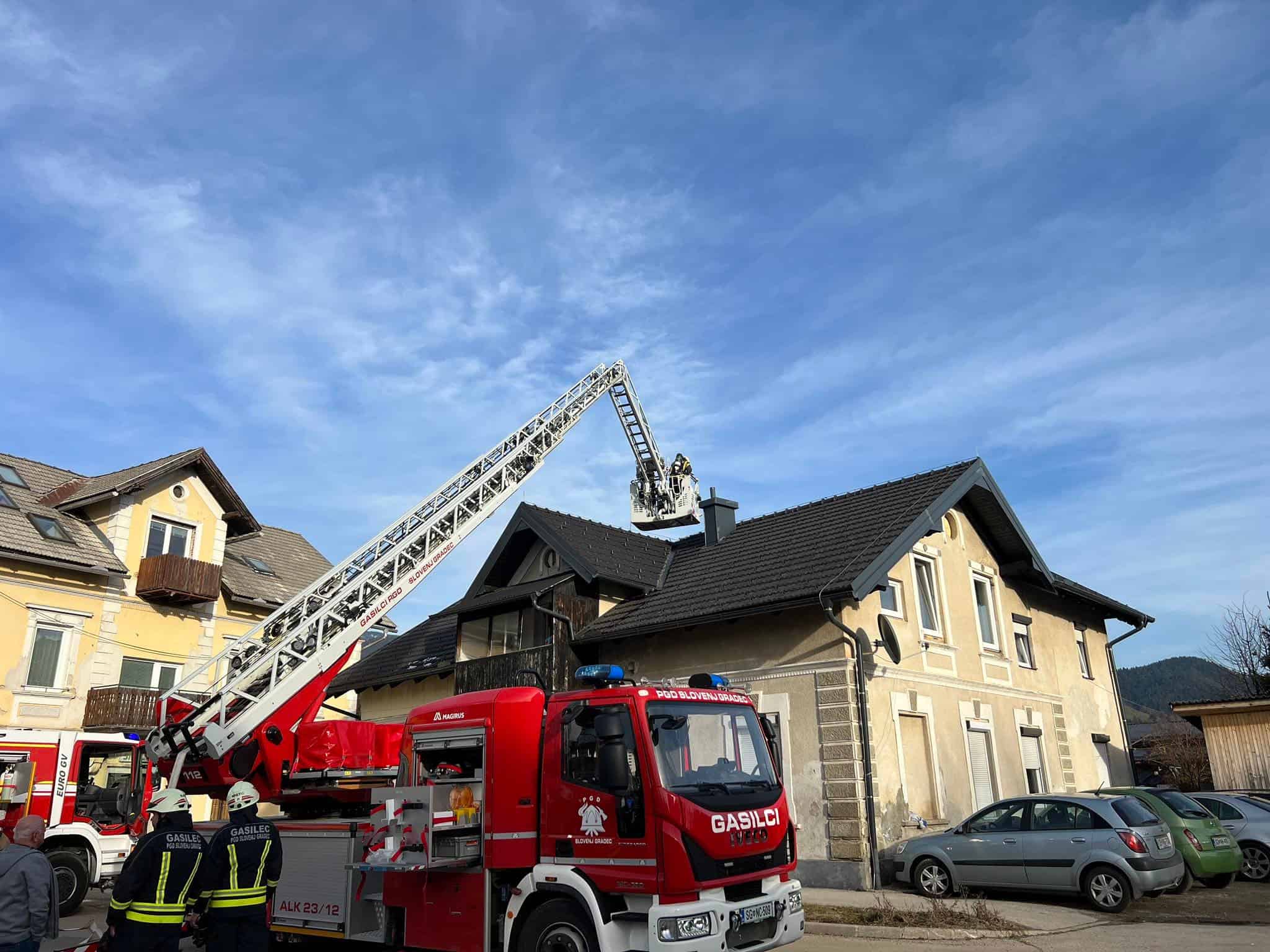 FOTO: Zagorelo v Šmartnem. Gasilci ob hitri intervenciji preprečili najhujše