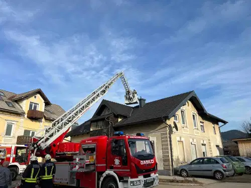 FOTO: Zagorelo v Šmartnem. Gasilci ob hitri intervenciji preprečili najhujše