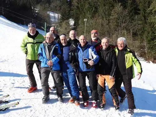 V Dravogradu upokojenci tekmovali v veleslalomu (FOTO)