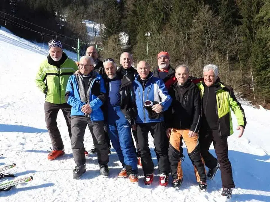 V Dravogradu upokojenci tekmovali v veleslalomu (FOTO)