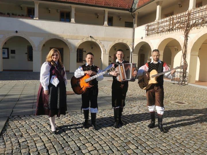 Ansambel Vihar vam te dni predstavlja novo skladbo in videospot "Napisal si pesem"