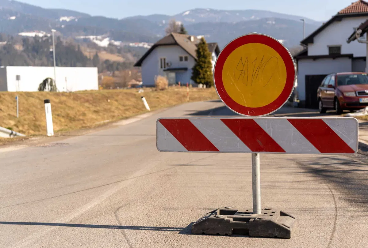Z današnjim dnem popolna zapora ceste v Radljah