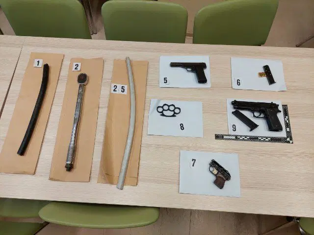 Policija pri osumljencih zasegla orožje