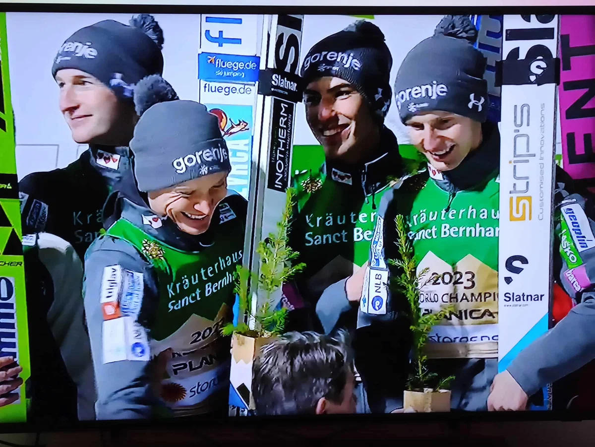 Slovenski skakalci za konec še do zlate kolajne na ekipni tekmi