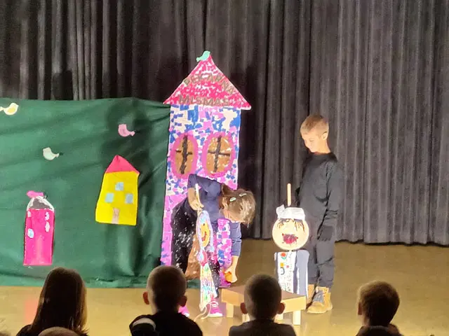 V Radljah ob Dravi je potekalo območno srečanje lutkovnih skupin Koroške (FOTO)