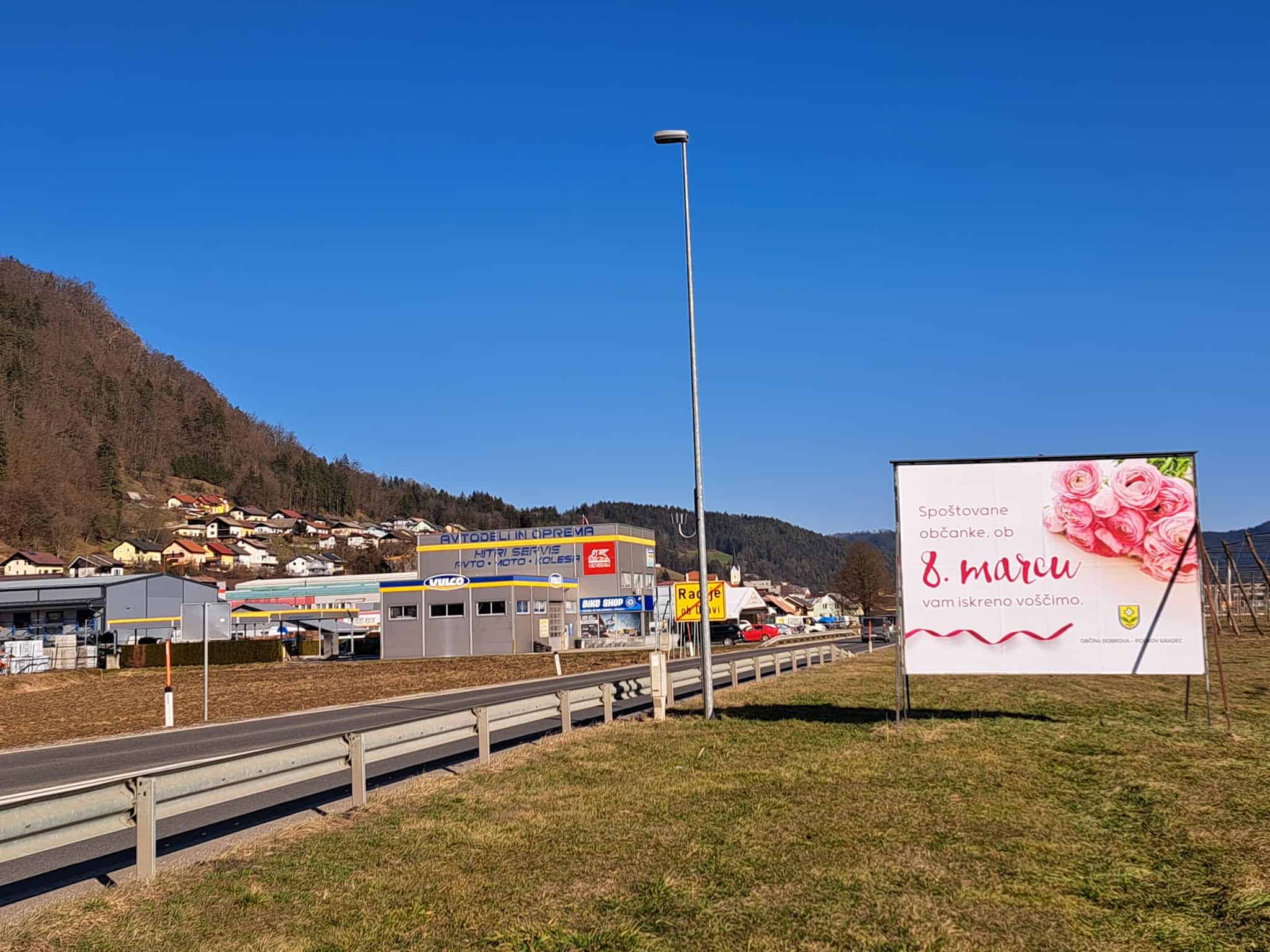 Simpatično voščilo ob 8. marcu na plakatu na območju Radelj ob Dravi pravzaprav pomota