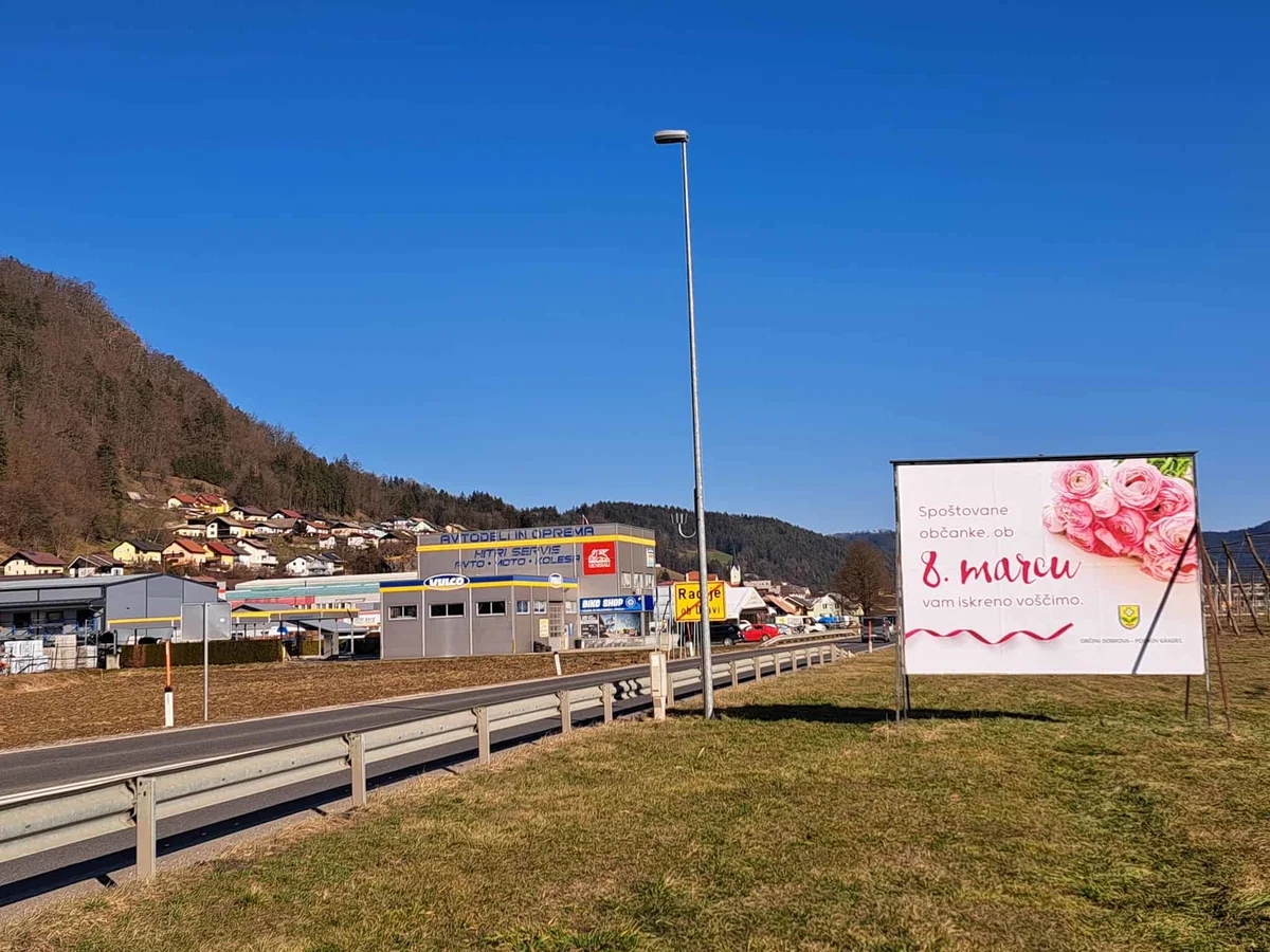 Simpatično voščilo ob 8. marcu na plakatu na območju Radelj ob Dravi pravzaprav pomota