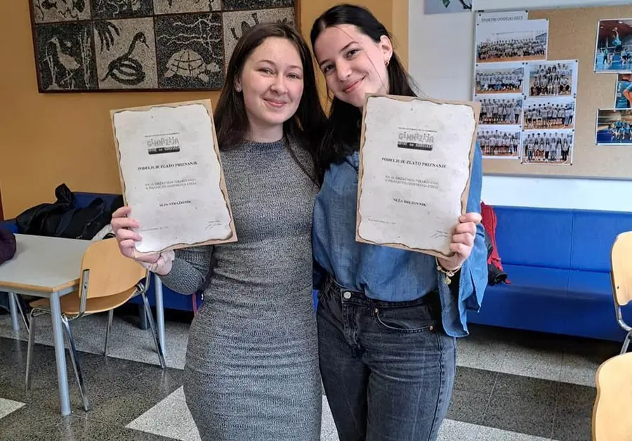 Zlato priznanje za Nežo Brezovnik in Aljo Stražišnik iz Gimnazije Ravne za pisanje filozofskih esejev
