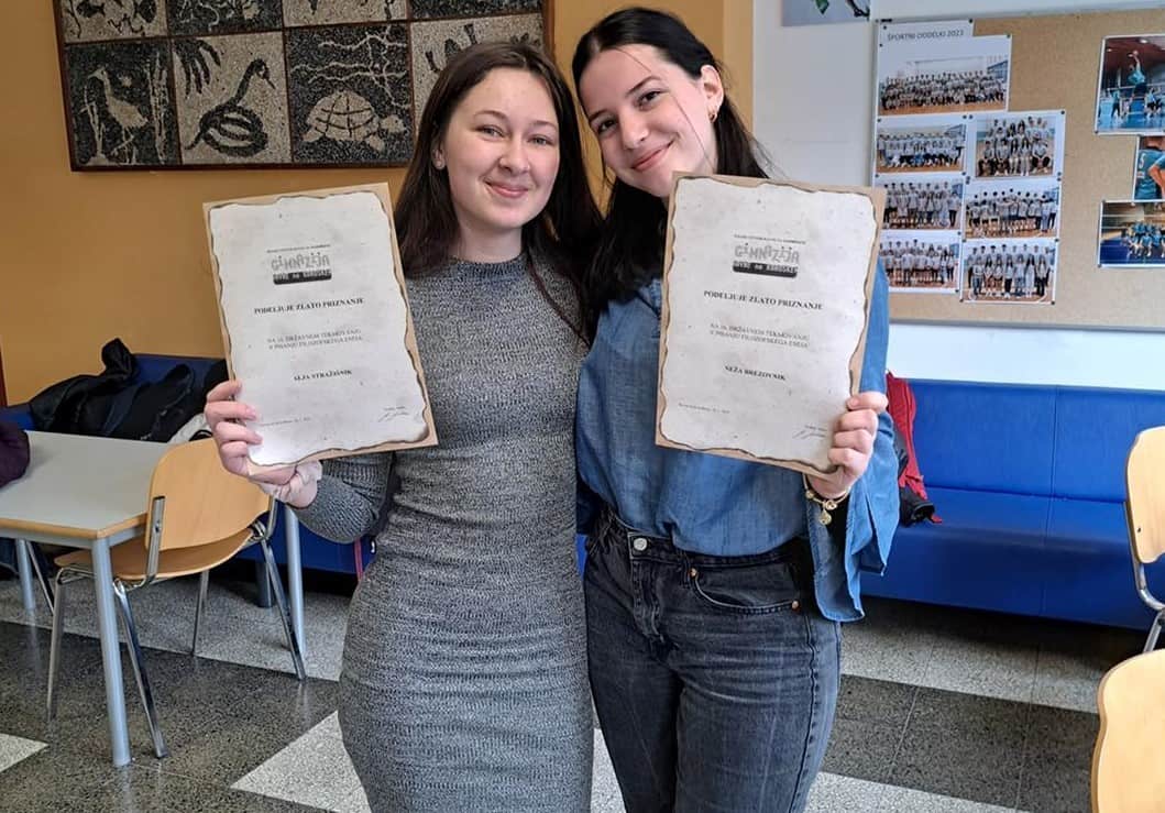 Zlato priznanje za Nežo Brezovnik in Aljo Stražišnik iz Gimnazije Ravne za pisanje filozofskih esejev