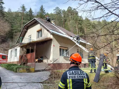 Na Koroškem močan veter razkril streho in podiral drevesa