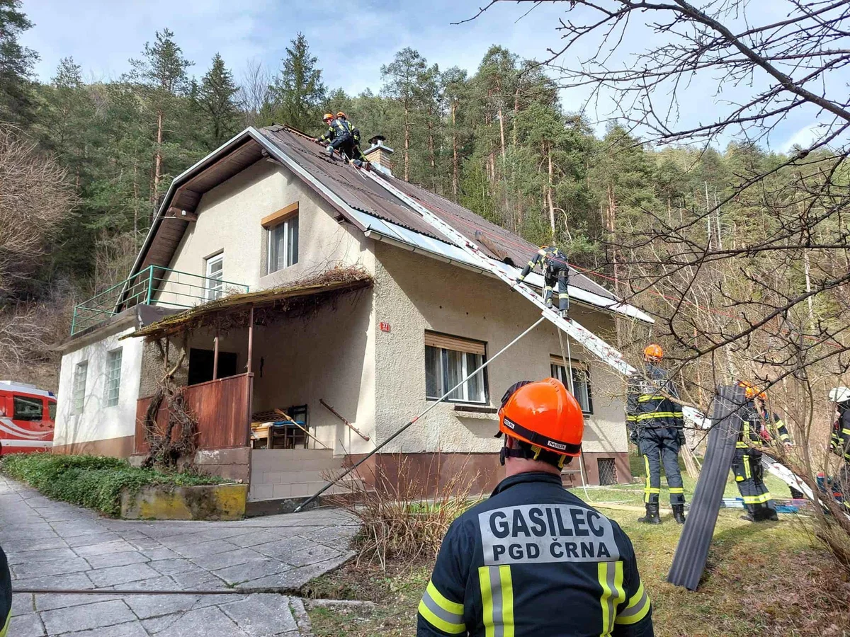 Na Koroškem močan veter razkril streho in podiral drevesa