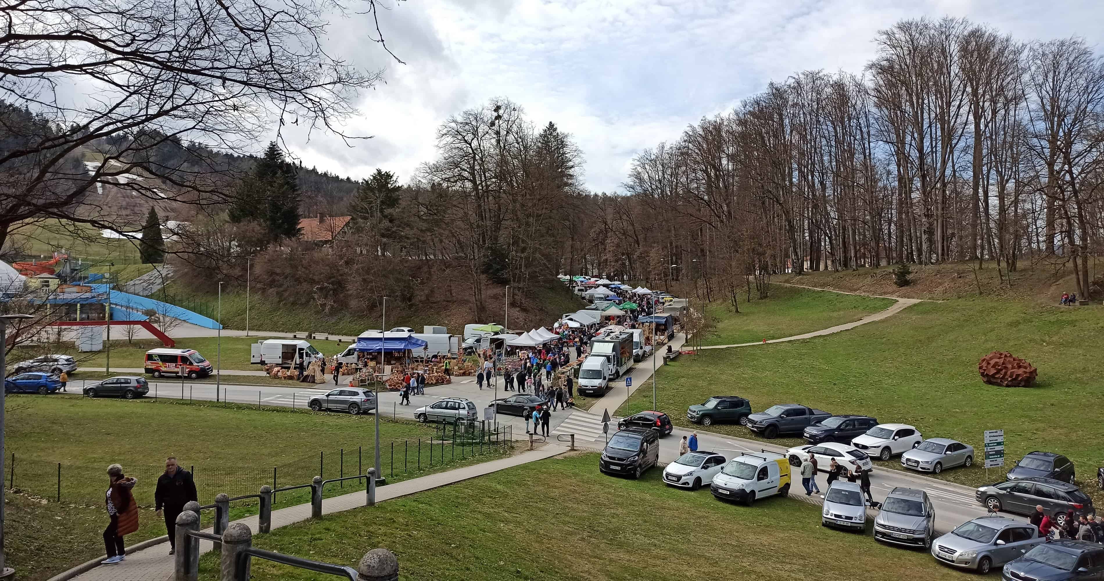 Črna nedelja na Ravnah privabila množico obiskovalcev