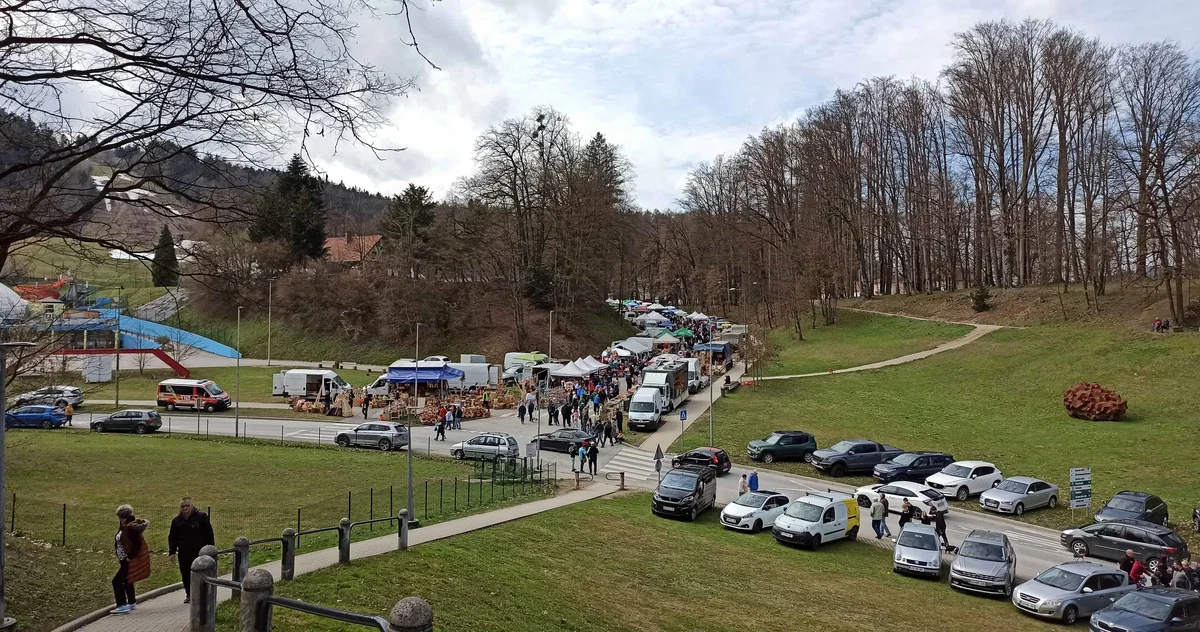 Črna nedelja na Ravnah privabila množico obiskovalcev